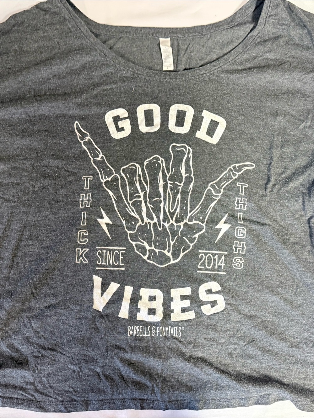 Barbells & Ponytails Women's Gray 'Good Vibes' Cropped Tee